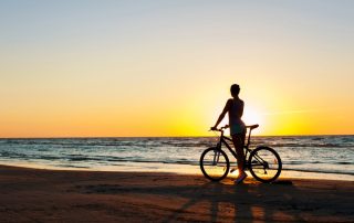 E-Bike am Strand im Sonneuntergang