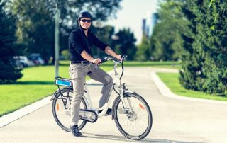 Mann bei einer E-Bike Probefahrt